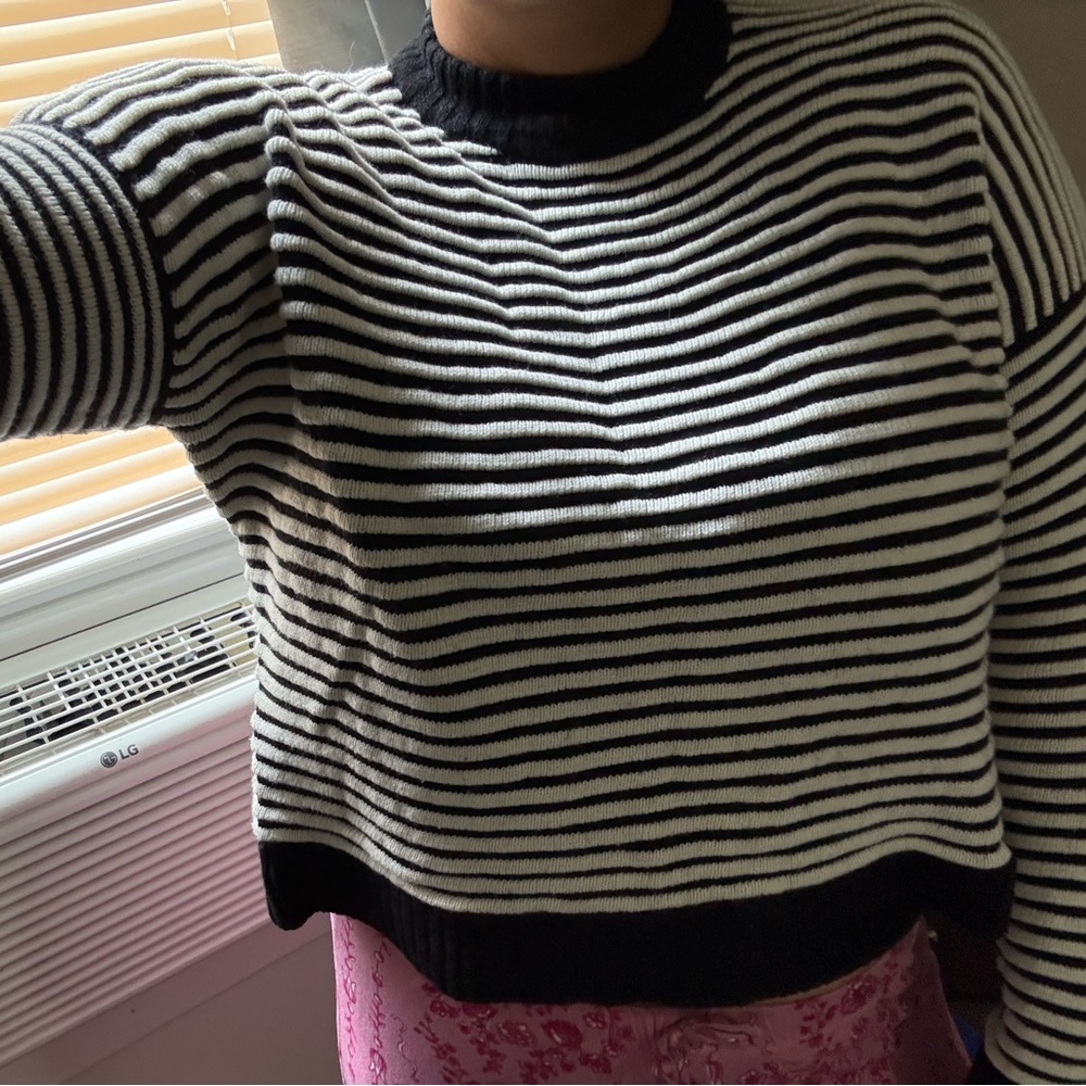 Forever21 contemporary striped sweater - Picture 4 of 4